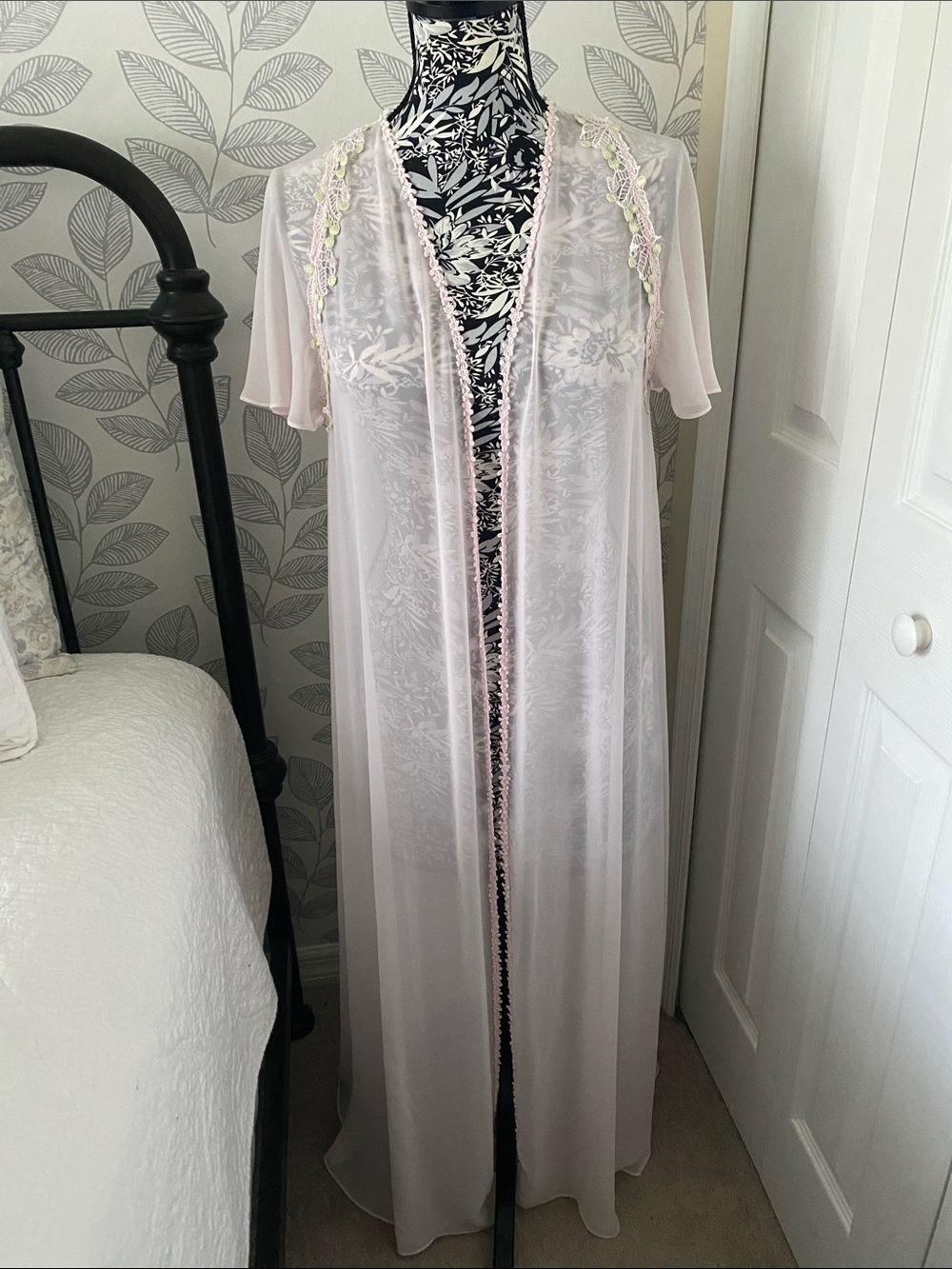 Flora Nikrooz Anthropologie Pale Pink Sheer Floral Trim Sheer Long Robe size S